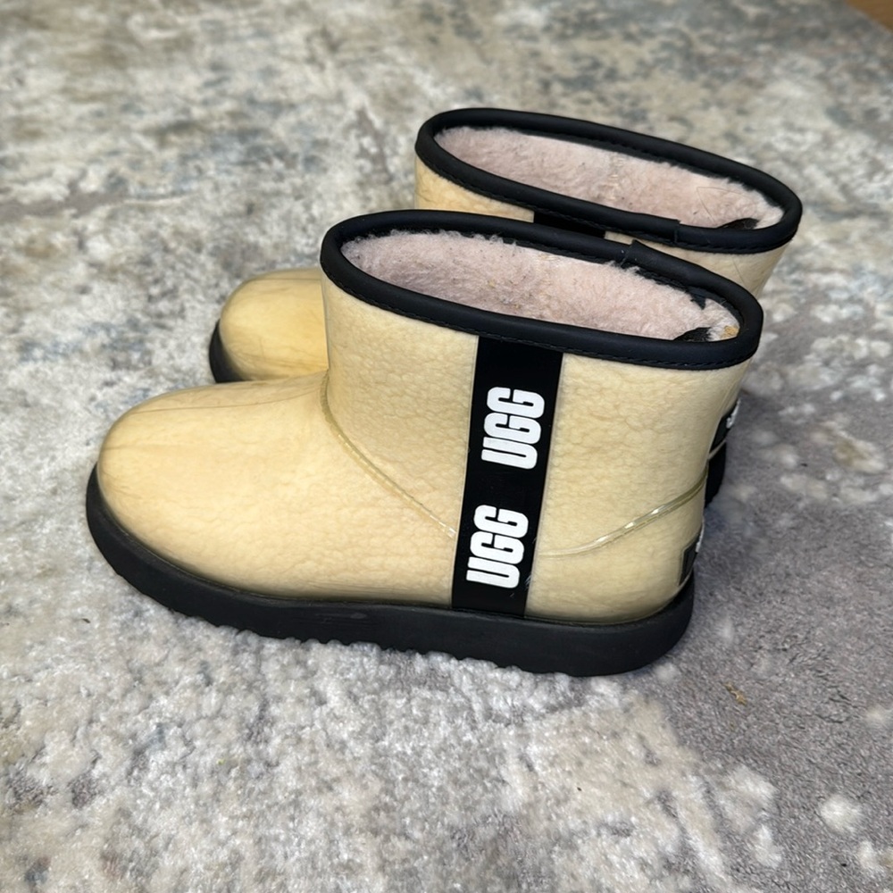 UGG Kids Boots in Cream and Black
